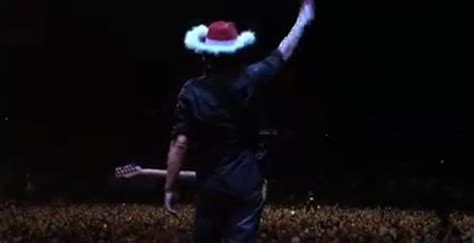 Bruce Springsteen Sings Santa Claus Is Coming to Town – Viral Videos Gallery