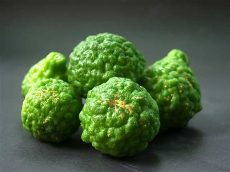 15 Benefits and Uses of Bergamot Essential Oil (Plus mixtures and Application Tips)