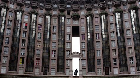 Les espaces d'Abraxas, la cité surréaliste de Ricardo Bofill qui inspire le cinéma | Vanity Fair