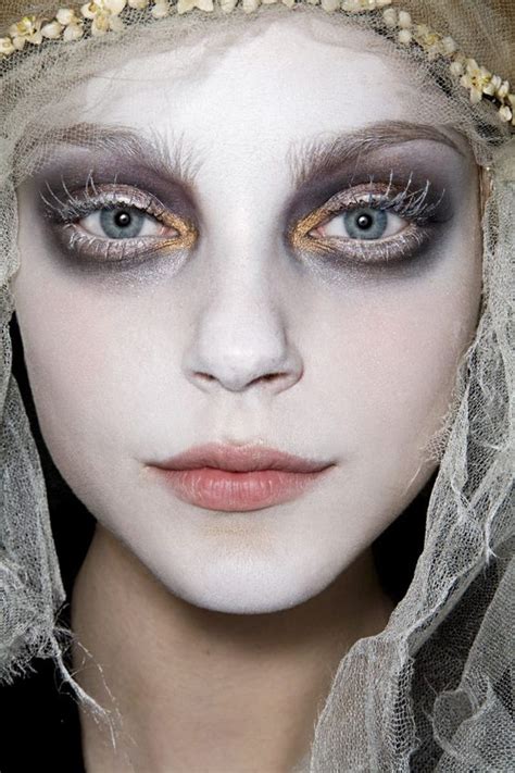 30+ Pretty Ghost Makeup Ideas For Halloween