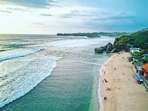 Menapaki pasir putih di Pantai Indrayanti - Keindahan Pantai Jogja