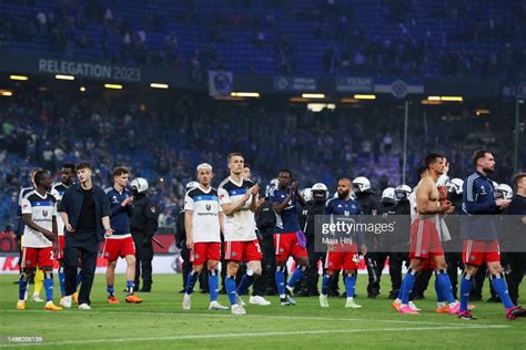 Hamburger SV players acknowledge the fans after the team's defeat in ...