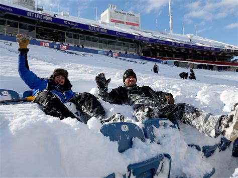 Bills Mafia braves snow, breaks tables before wild card playoff game | Sudbury Star