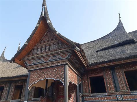 Mengenal Rumah Gadang, Rumah Adat Sumatera Barat yang Ikonik | Archify Indonesia