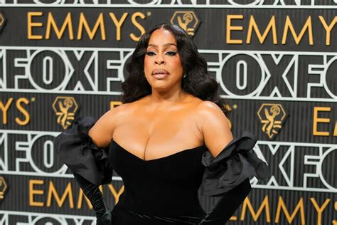 DAHMER Star Niecy Nash-Betts in Greta Constantine at the Emmy Awards ...