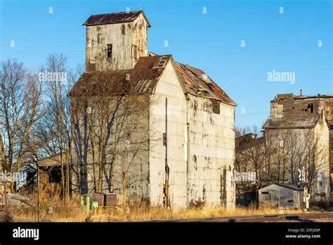 Old grain elevator in small Midwest town. Manlius, Illinois, USA Stock ...