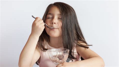 The Surprising Dessert Advice One Dietitian Gives For Kids