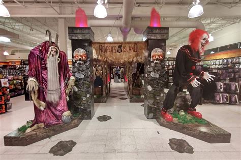 10 stores to get Halloween decorations in Toronto