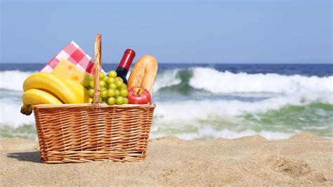 Beach Picnic Guide: Food, Drinks, Activities & More! - Seaside Planet