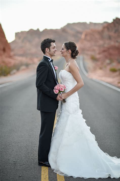 Wedding Photo Ideas | Outdoor wedding at Valley of Fire near Las Vegas ...