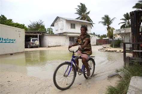 Kiribati's climate change Catch-22 - BBC News