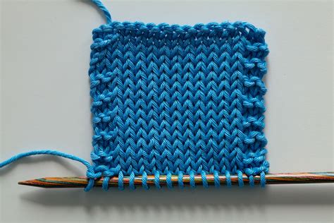 How to knit the stockinette stitch for beginners [+video tutorial]