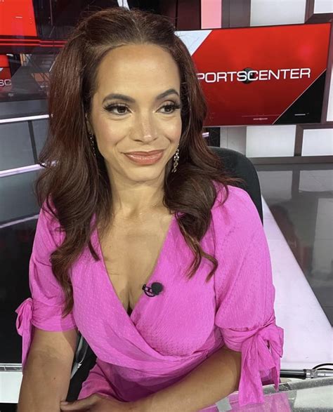 Elle Duncan with the cleavage for ESPN Sportscenter tonight : r/hot_reporters