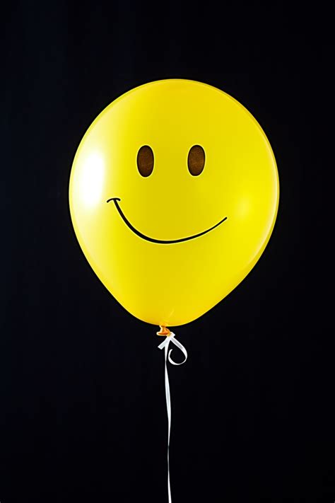 Smiley Face Balloon Background Wallpaper Image For Free Download - Pngtree