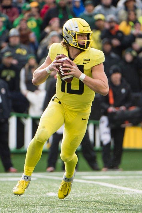 Justin Herbert returning to Oregon Ducks