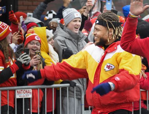 Thousands of fans gather in Kansas City for Chiefs Super Bowl parade