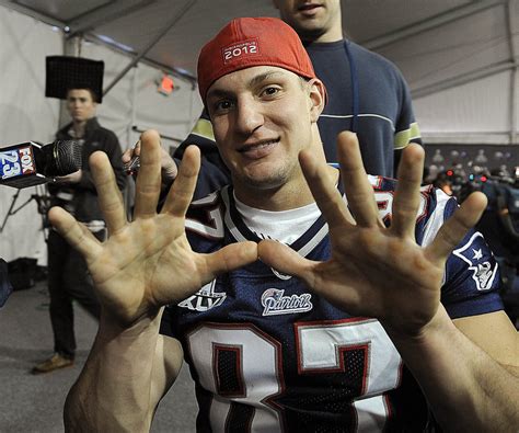 Gronkowski’s Big Hands Are a Key to His Success - The New York Times