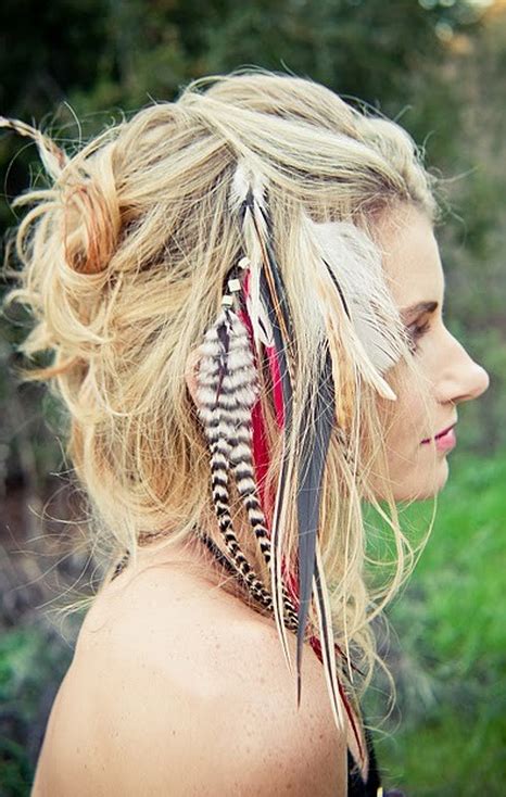 Les plumes dans les cheveux IN or OUT ?! C’est la tendance cet été et toute l’équipe de RH ...