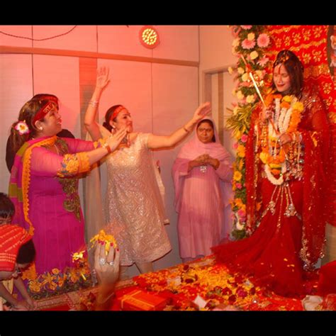 Radhe Maa being worshipped by her devotees | 8 pictures of self proclaimed Godwoman Radhe Maa ...