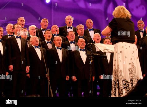 Welsh male voice choir singing hi-res stock photography and images - Alamy