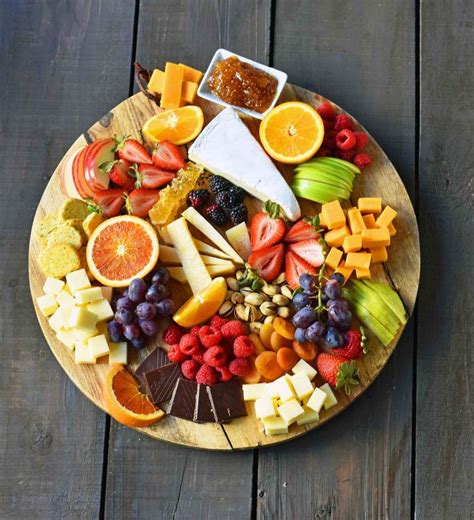 How to make the BEST Fruit and Cheese Board. How to make a cheese plate. Ideas on how to make a ...