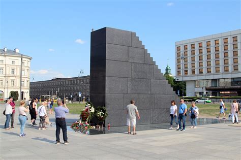 Smoleńsk Air Disaster Monument | Sightseeing | Warsaw