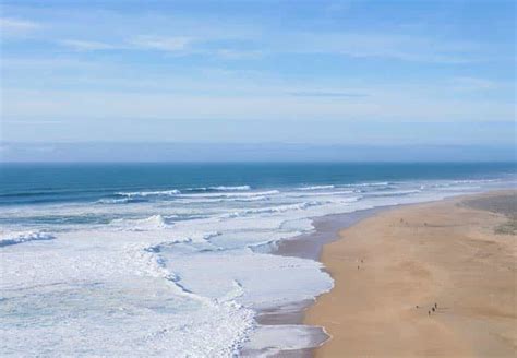 Beyond sun and sand: the benefits of cold exposure at the beach - Portugal Resident