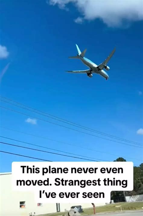 TikToker shares video of plane 'stuck in the air' - TikTok - UNILAD