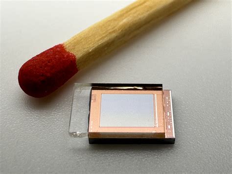 Compact LCOS microdisplay uses fast CMOS backplane for high-speed light modulation