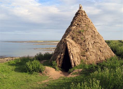 Reconstructed Mesolithic round-house © Andrew Curtis cc-by-sa/2.0 ...