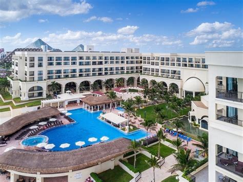 The Marriott Cancun Resort Is Becoming an All-Inclusive