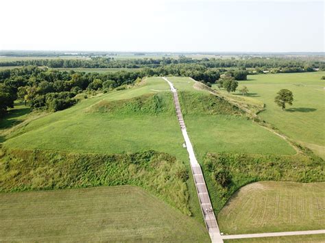 Pyramid in the United States - Chaokia mounds near St Louis - step pyramid with a base of 14 ...