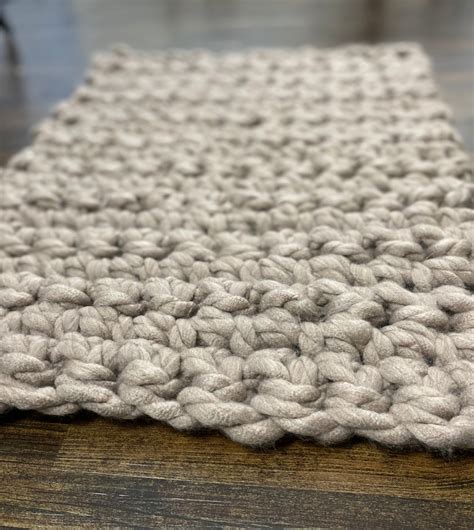 DIY Crochet Rug with Bulky Yarn (super easy free pattern!)