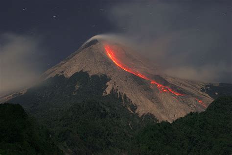 Merapi volcano photos: eruption in August 2006: glowing lava rock falls