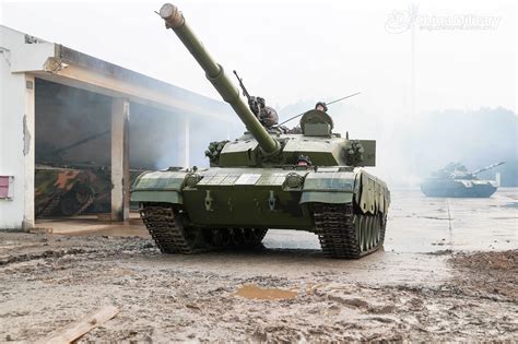 Soldiers maneuver main battle tanks to training field - Photos China ...