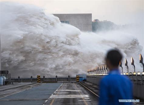 Yangtze River's No 2 flood passes Three Gorges Dam - Chinadaily.com.cn