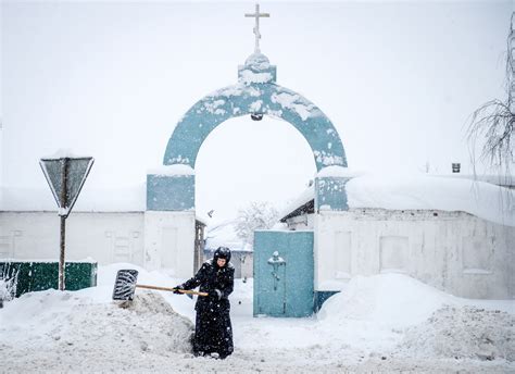 Snow of the Century: Moscow blanketed in white after heaviest snowfall ...