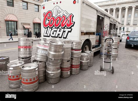 Beer delivery truck hi-res stock photography and images - Alamy