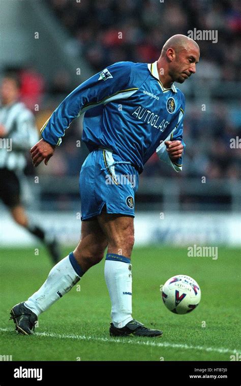 GIANLUCA VIALLI CHELSEA PLAYER-MANAGER 09 January 1999 Stock Photo - Alamy