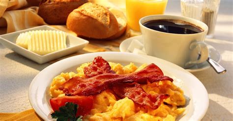 Breakfast with Scrambled Eggs and Bacon, Coffee, Orange Juice and Rolls recipe | Eat Smarter USA