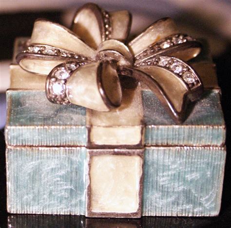 Vintage Tiffanys Gift Box Enamel | Christmas gift jewelry, Vintage tiffany, Vintage style hat