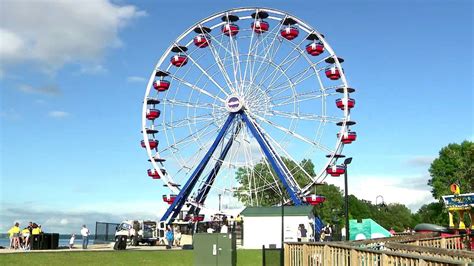 Ten-story Ferris wheel debuts at Bay Beach Amusement Park in Green Bay