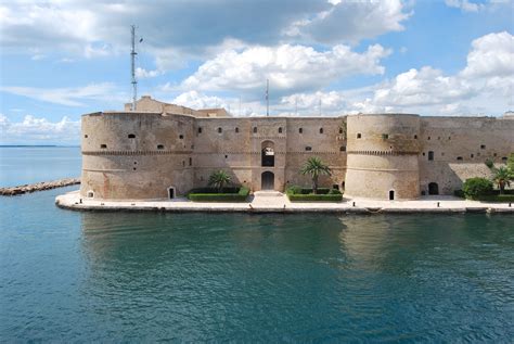 Taranto - Castello Aragonese | Taranto, Italy tourism, Cool places to visit