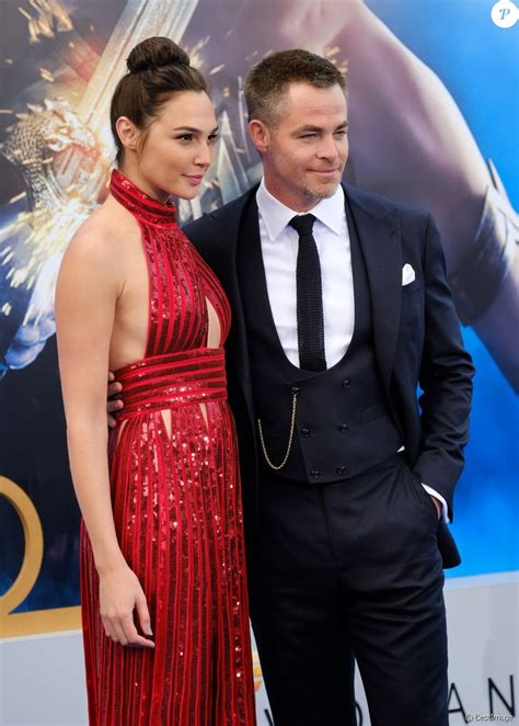 Gal Gadot et Chris Pine à la première de 'Wonder Woman' au théâtre ...