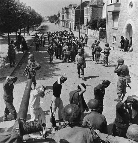 Saint-Malo,. 8 to 10 august 1944. US soldiers with German POWs. | Wwii, World war two, American ...