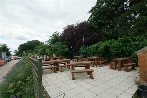 Outdoor dining at the Hare and Hounds © Bob Harvey cc-by-sa/2.0 ...