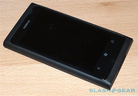 Nokia Lumia 800 Unboxing - SlashGear