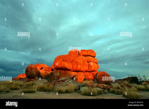 Sunrise at Karlu Karlu (Devils Marbles) national park in central ...