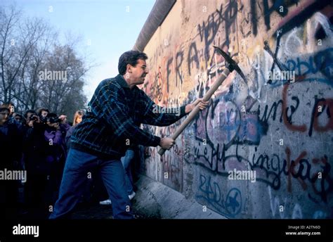 The berlin wall fall 1989 hi-res stock photography and images - Alamy