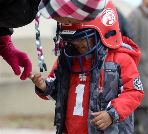 Peach Bowl Champion Houston Cougars return home to cheers and hugs